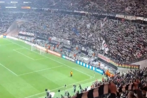 华体会登录入口-足球最美的样子！法兰克福出局后球迷集体高歌鼓舞球队